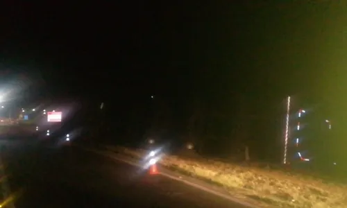 
          Imagem ilustrativa da imagem Carreta com carga de refrigerante tomba e deixa dois feridos na BR-101 no ES
          