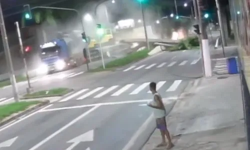 
          Imagem ilustrativa da imagem Carreta derruba passarela e interrompe trânsito na BR-101 no ES
          