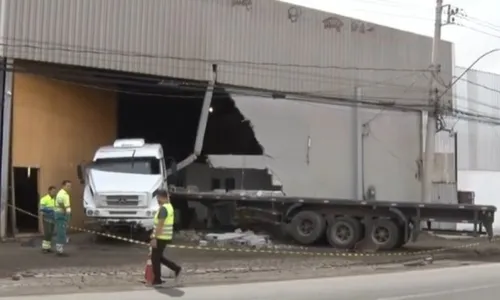 
          Imagem ilustrativa da imagem Carreta perde controle após passar em poça d'água e atinge empresa em Cariacica
          