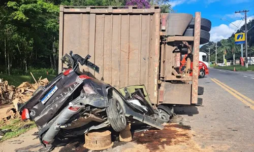 
          Imagem ilustrativa da imagem Carreta tomba em cima de carro e interdita rodovia BR-262
          