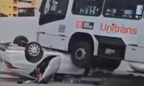 
          Imagem ilustrativa da imagem Carro com família fica embaixo de ônibus após colisão na Paraíba; veja
          