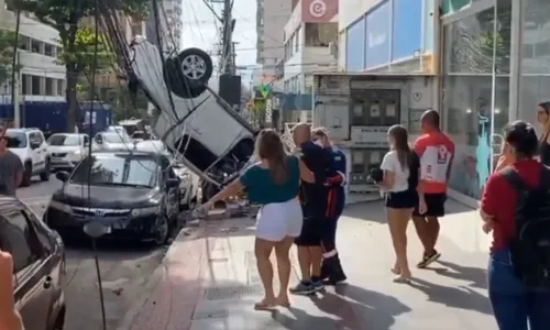 
          Imagem ilustrativa da imagem Carro é roubado após ser atingido por veículo que caiu de prédio na Praia da Costa
          