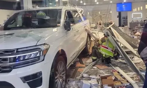 
          Imagem ilustrativa da imagem Carro invade salão de manicure, mata uma cliente e fere outras três nos EUA
          