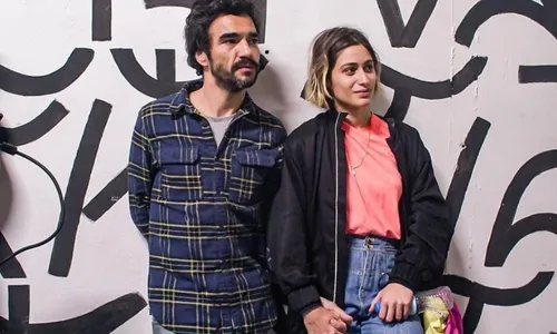 
          Imagem ilustrativa da imagem Casada com Caio Blat, Luisa Arraes é flagrada aos beijos com filho de Cássia Eller
          