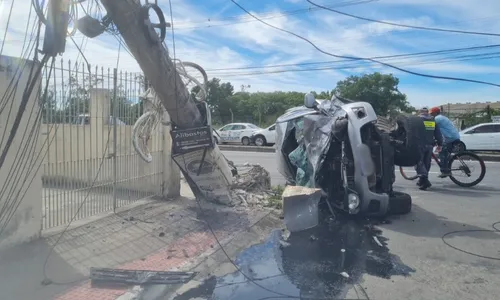 
          Imagem ilustrativa da imagem Casal fica ferido após caminhonete capotar e bater em poste na Serra
          