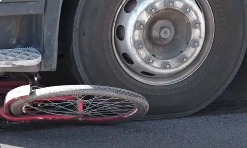 
          Imagem ilustrativa da imagem Ciclista morre atropelado na rodovia Darly Santos após se desequilibrar e cair
          