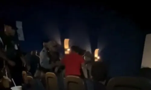 
          Imagem ilustrativa da imagem Cinema de shopping expulsa jovens fumando maconha durante filme de Bob Marley
          