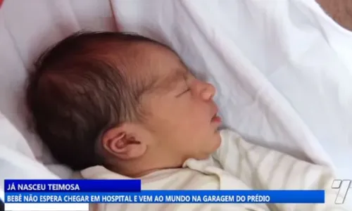 
          Imagem ilustrativa da imagem Coincidências numa garagem: a história de uma bebê que nasceu em 3 minutos
          