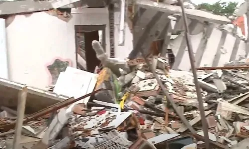 
          Imagem ilustrativa da imagem Criança ficou 40 minutos presa aos escombros após desabamento de casa em Vila Velha
          