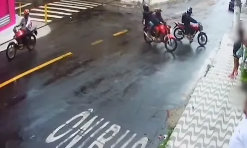 
          Imagem ilustrativa da imagem Criminosos fazem arrastão e levam até marmita de trabalhadores em Cariacica
          