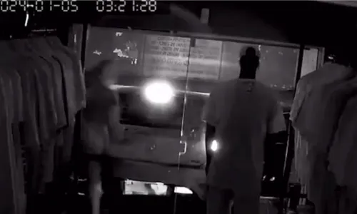 
          Imagem ilustrativa da imagem Criminosos usam carro para quebrar porta de vidro e fazem a limpa em loja na Serra
          