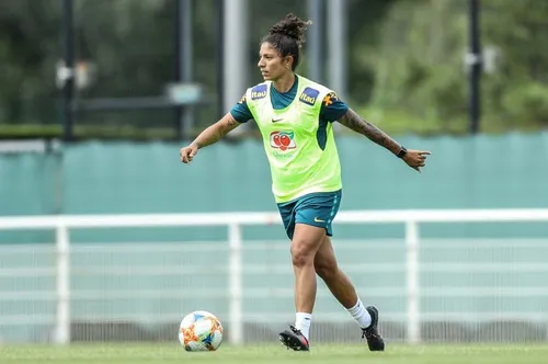 
          Imagem ilustrativa da imagem Cristiane se despede do Santos e deve reforçar o Flamengo
          