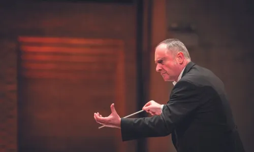 
          Imagem ilustrativa da imagem De maestro inglês a trilhas de filmes em concertos
          