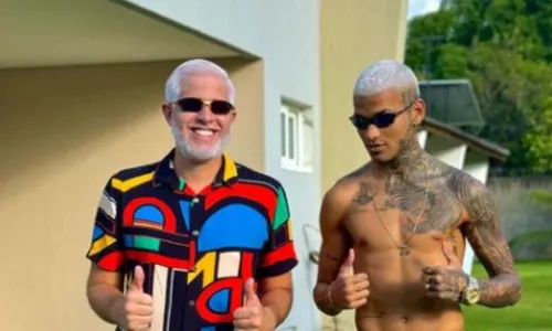 
          Imagem ilustrativa da imagem Deputado Pedro Campos aparece com visual 'nevado' no Carnaval do Recife. E o irmão?
          