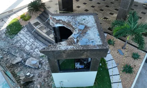 
          Imagem ilustrativa da imagem "Deus me livrou", diz porteiro após queda de fachada em prédio de Vila Velha
          