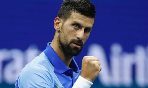 
          Imagem ilustrativa da imagem Djokovic doa par de tênis autografado para 'turbinar' projeto social brasileiro
          