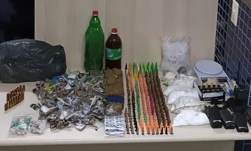 
          Imagem ilustrativa da imagem Dois homens são presos em flagrante com drogas em rua de Vila Velha
          