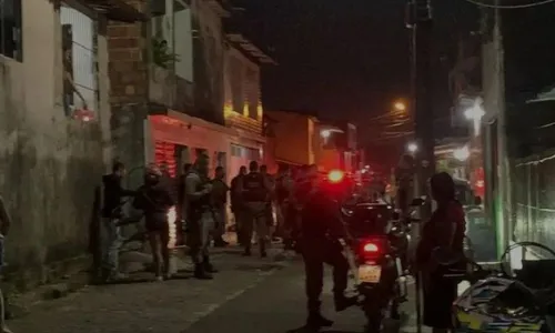 
          Imagem ilustrativa da imagem Dois policiais entram em confronto com 7 homens da mesma família e são esfaqueados
          