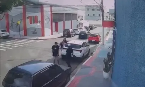 
          Imagem ilustrativa da imagem Dupla tenta assaltar dentista no meio da rua e vítima reage
          