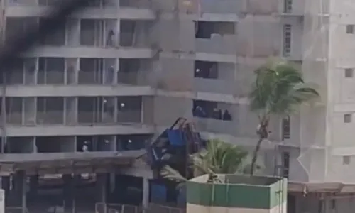 
          Imagem ilustrativa da imagem Elevador de obra despenca e deixa dois mortos e um ferido na Bahia
          