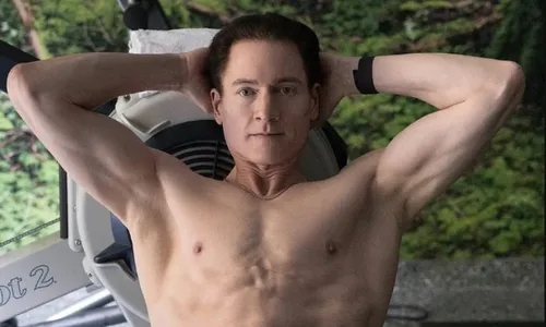 
          Imagem ilustrativa da imagem Empresário gasta R$ 10 milhões para “voltar” à juventude
          