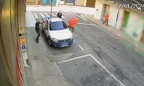 
          Imagem ilustrativa da imagem Empresário tem carro roubado e suspeitos pedem dinheiro em troca do veículo
          