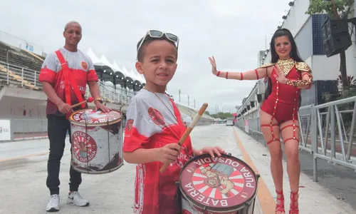 
          Imagem ilustrativa da imagem Encontro de gerações na folia
          