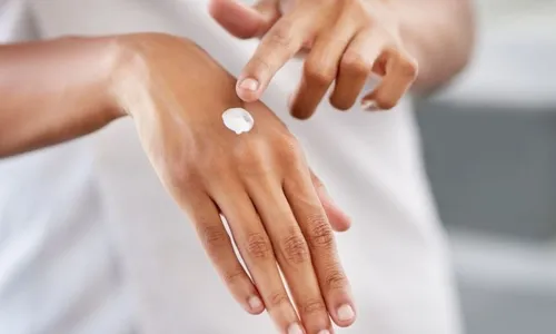 
          Imagem ilustrativa da imagem Especialista em Farmácia ensina segredos da formulação de hidratante com Ureia
          