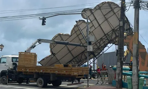 
          Imagem ilustrativa da imagem Estrutura carnavalesca desaba na Ponte Buarque de Macedo, no Centro do Recife
          