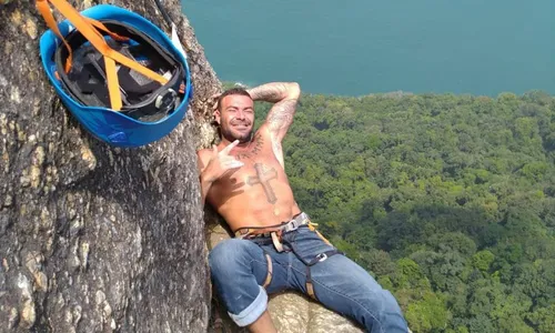 
          Imagem ilustrativa da imagem Ex-surfista morre após salto de base jump da Pedra da Gávea
          