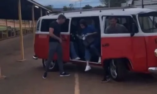 
          Imagem ilustrativa da imagem F-1: Verstappen vai de kombi a corrida de kart com família Piquet em Brasília
          