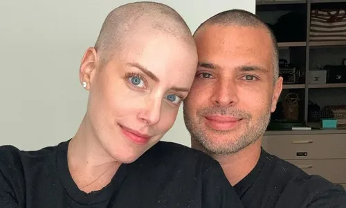 
          Imagem ilustrativa da imagem Fabiana Justus raspa a cabeça do marido e agradece pela cumplicidade e apoio
          