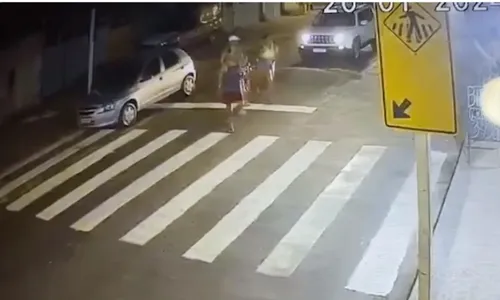 
          Imagem ilustrativa da imagem Família é atropelada por moto pilotada por adolescente em Fundão
          