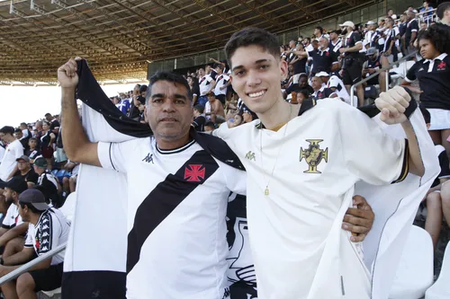 
          Imagem ilustrativa da imagem Famílias capixabas aproveitam chance e assistem vitória do Vasco no ES
          