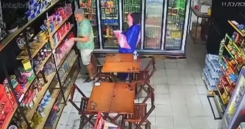 
          Imagem ilustrativa da imagem Fantasiado de papangu, criminoso mata homem em loja de conveniência de Olinda
          