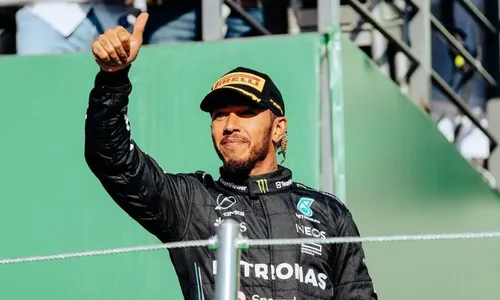 
          Imagem ilustrativa da imagem Ferrari confirma contratação de Hamilton para a temporada 2025 da Fórmula 1
          