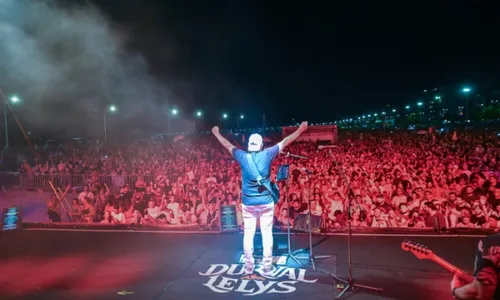 
          Imagem ilustrativa da imagem Fim de ano em Vitória: Durval Lelys agita o público na Praia de Camburi
          