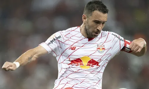 
          Imagem ilustrativa da imagem Flamengo não desiste e espera por Léo Ortiz
          