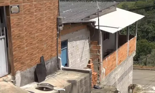 
          Imagem ilustrativa da imagem Gangue assalta motorista de aplicativo e faz família refém na Serra
          