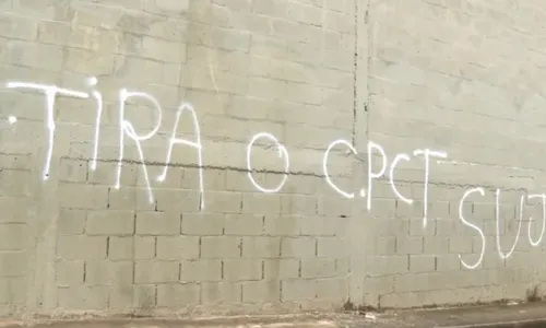 
          Imagem ilustrativa da imagem Gasolina de moto acaba e motociclista é assassinado a tiros em Cariacica
          