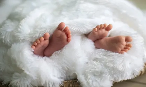 
          Imagem ilustrativa da imagem Gêmeas nascem em dia, mês e ano diferentes. Entenda
          