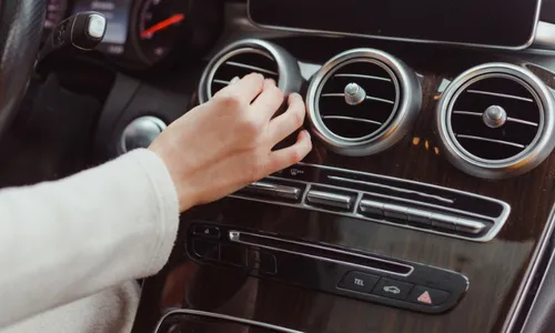 
          Imagem ilustrativa da imagem Governo do RJ proíbe cobrança extra por ar-condicionado em carros de aplicativo
          