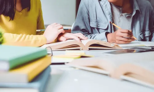 
          Imagem ilustrativa da imagem Governo lança bolsa do ensino médio e vai pagar para aluno fazer o Enem
          