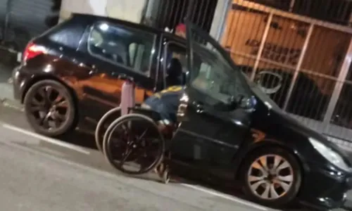 
          Imagem ilustrativa da imagem Guarda flagra homem sem as pernas dirigindo carro de aplicativo no Rio
          