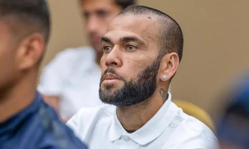 
          Imagem ilustrativa da imagem Guiados por defesa, mulher e amigos repetem que Daniel Alves estava 'muito bêbado'
          