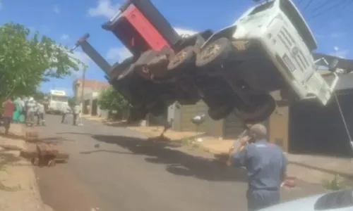 
          Imagem ilustrativa da imagem Guindaste com piscina cai sobre casas e deixa três pessoas feridas
          