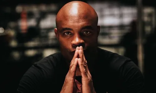 
          Imagem ilustrativa da imagem Há 10 anos, Anderson Silva teve sua lesão mais chocante
          