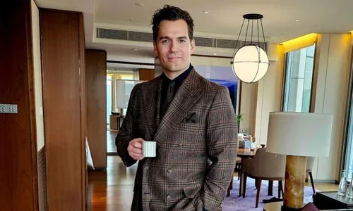 
          Imagem ilustrativa da imagem Henry Cavill confessa que odeia gravar cenas de sexo
          