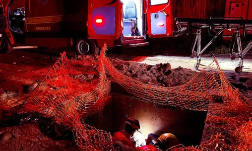 
          Imagem ilustrativa da imagem Homem cai em bueiro de mais de 2 metros enquanto mexia no celular em MG
          