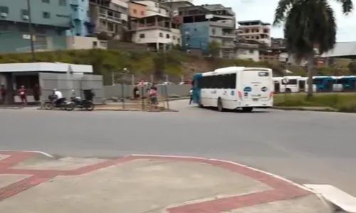 
          Imagem ilustrativa da imagem Homem é baleado na cabeça após reagir a assalto em frente ao Terminal Campo Grande
          